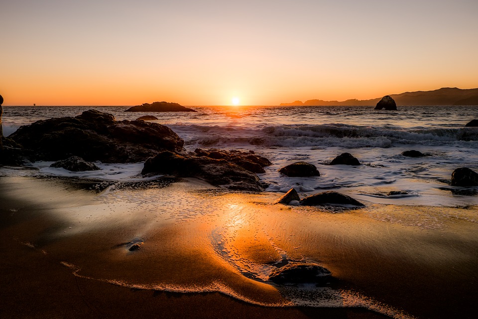 Plage Avec une vue sur le couché du soleil