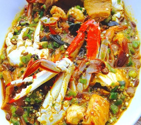 Sauce gombo (poisson fumé ,crabe,gambas,boeuf)+akounmè